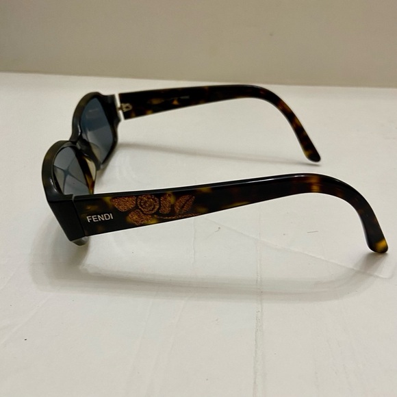 Fendi, Brown Tortoise Sunglasses with Gold Floral Design F924 215 135 - Picture 6 of 15